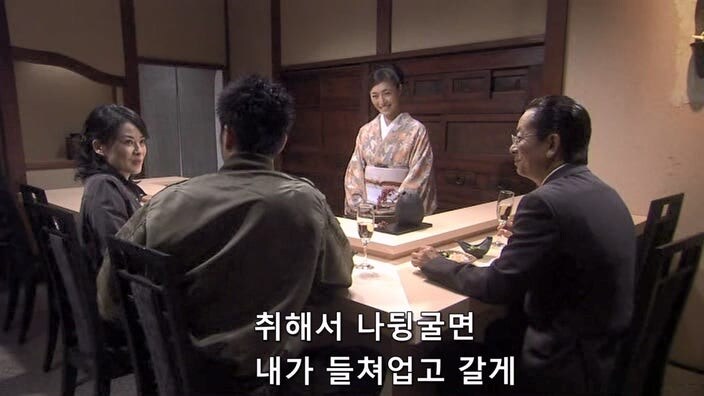 자기가 쓴 내용이 드디어 책으로 나오는 유부녀 기자의 최후_17.jpg