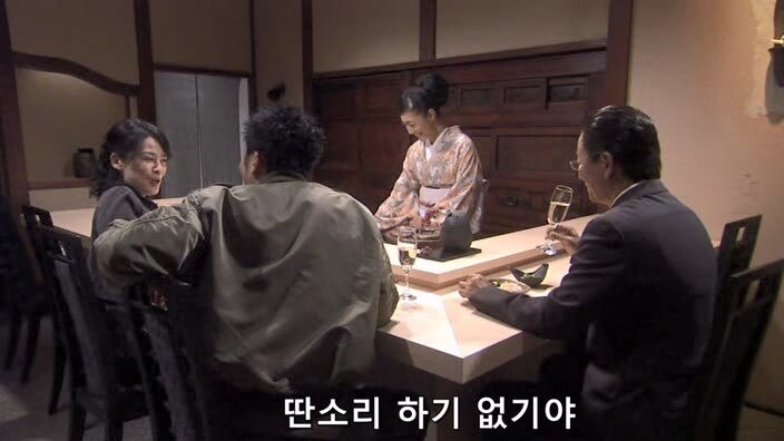 자기가 쓴 내용이 드디어 책으로 나오는 유부녀 기자의 최후_18.jpg