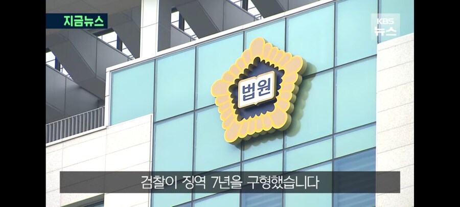 호송 중 여성 피의자에 입맞춤한 경찰.jpg_3.jpg