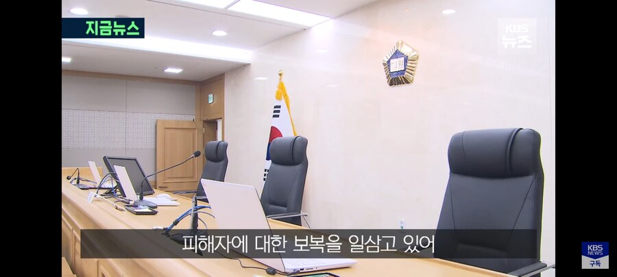 호송 중 여성 피의자에 입맞춤한 경찰.jpg_5.jpg
