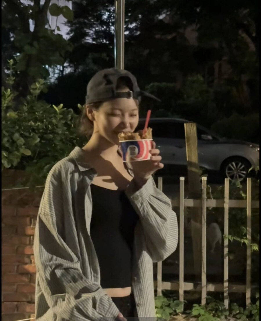 김채원, 늦은 밤 산책서 포착…자유로운 여름밤 일상 공개_2.jpg