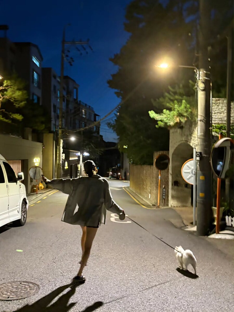 김채원, 늦은 밤 산책서 포착…자유로운 여름밤 일상 공개_3.jpg