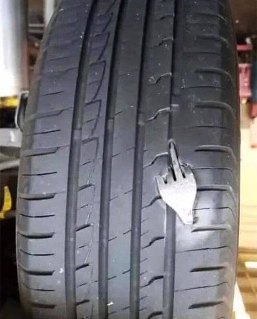 가운데 손가락 올린 타이어에 박힌 공구._1.jpg