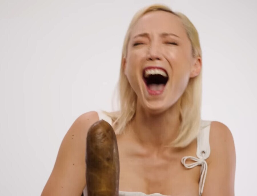 거대한 고기 막대를 보고 흥분하는 여배우_1.jpg