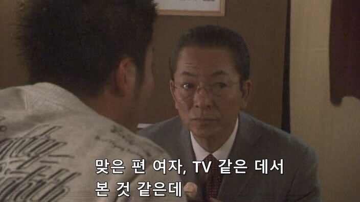 식사 도중에 도촬당한 여자 모델_5.jpg