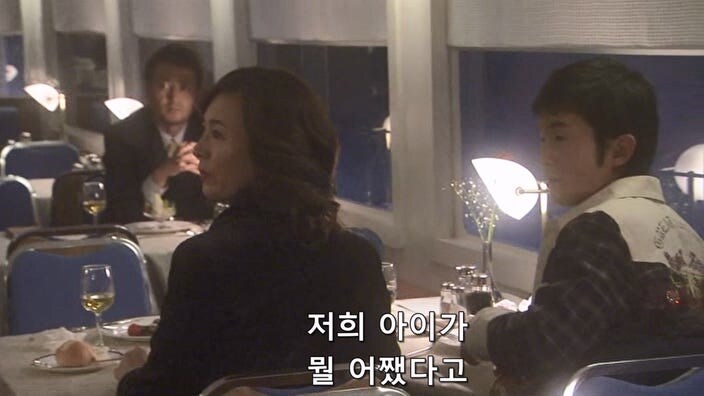 식사 도중에 도촬당한 여자 모델_12.jpg