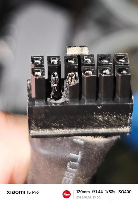 보기 드문 사례, 12VHPWR 커넥터 장착 RTX 3060 Ti 심각하게 녹아_1.jpg