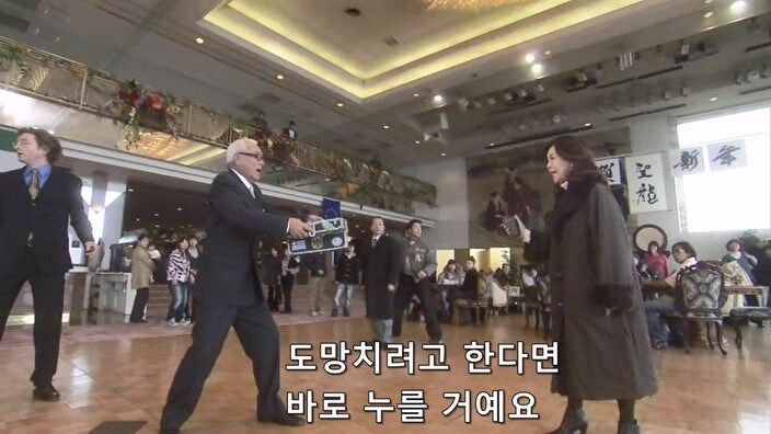 자기 가족을 죽인 남자와 33년 만에 조우한 여자_8.jpg