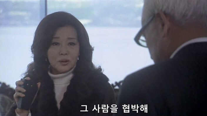 자기 가족을 죽인 남자와 33년 만에 조우한 여자_38.jpg