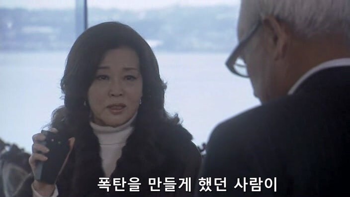 자기 가족을 죽인 남자와 33년 만에 조우한 여자_39.jpg