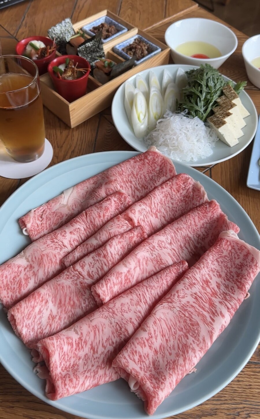 일본, 고깃집의 스키야키와 큐브 스테이크 🥩🔥_1.jpg