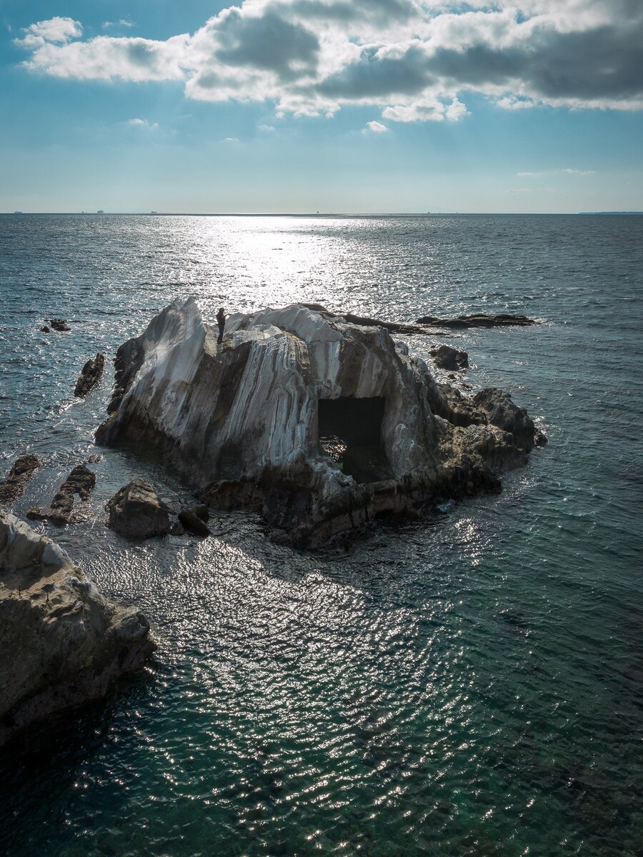 일본, 수상하게 잘 정비된 바위섬 동굴🏝️_1.jpg
