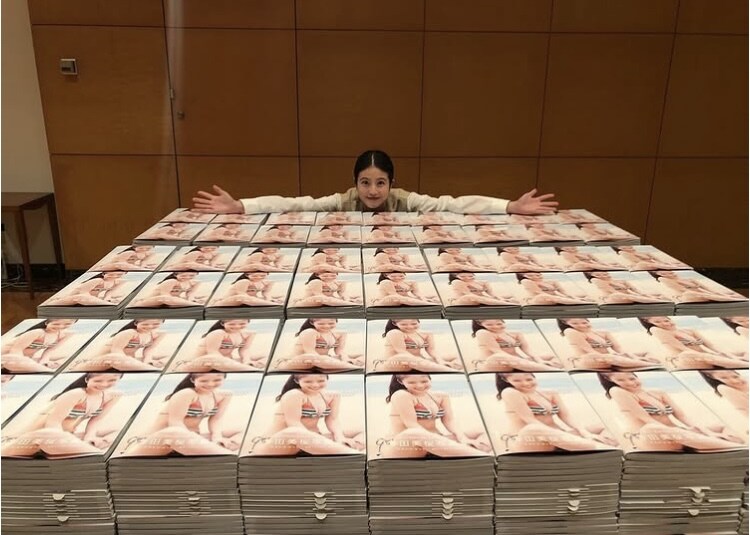 후쿠오카) 자신의 포토북 발간 기념샷 이마다 미오_5.jpg