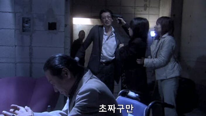 교도소에서 탈옥한 여죄수들을 쫓는 형사들_4.jpg