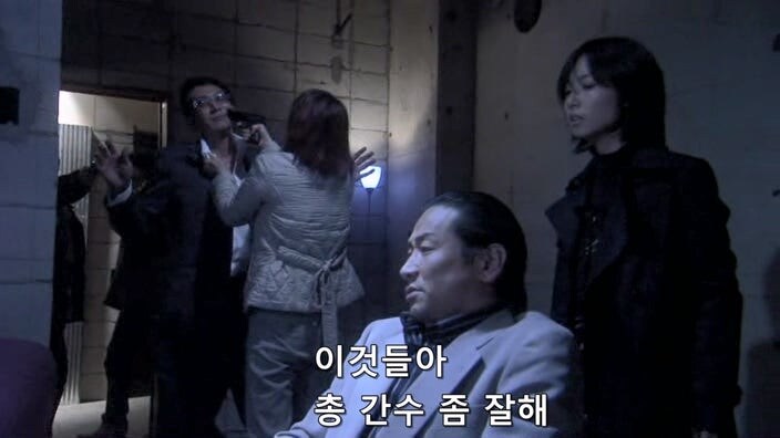 교도소에서 탈옥한 여죄수들을 쫓는 형사들_7.jpg