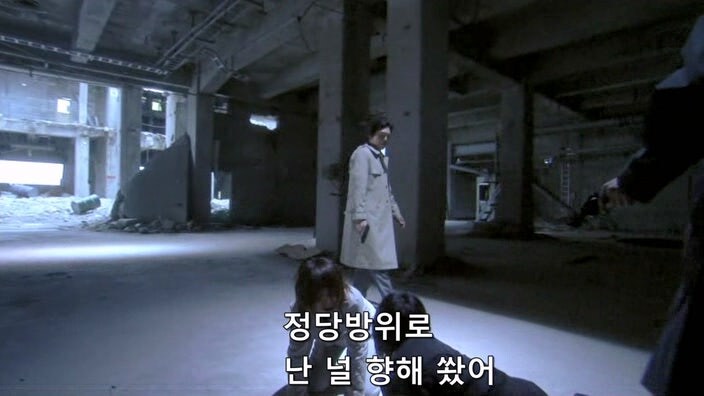 교도소에서 탈옥한 여죄수들을 쫓는 형사들_29.jpg