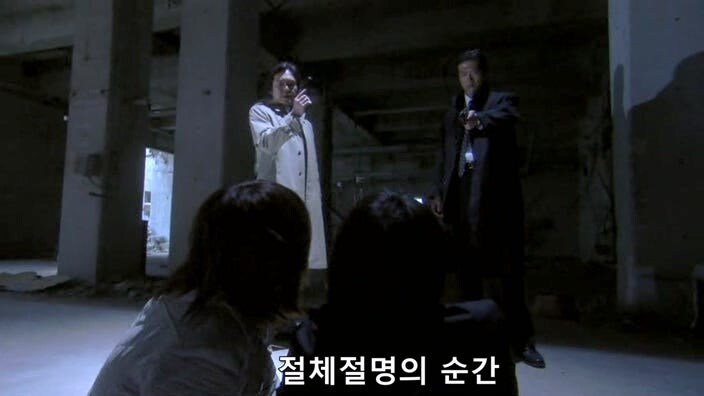교도소에서 탈옥한 여죄수들을 쫓는 형사들_31.jpg