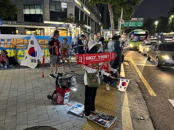 ‘윤 전 대통령 귀가’에 940m 인간 띠… 서초 일대 지지자 행렬_2.jpg