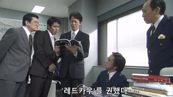 여자 바텐더를 술주정뱅이 폐인으로 만들어버린 악질 평론가_10.jpg