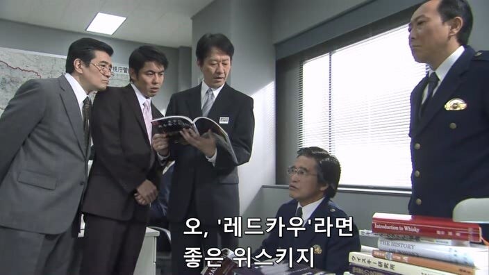 여자 바텐더를 술주정뱅이 폐인으로 만들어버린 악질 평론가_11.jpg