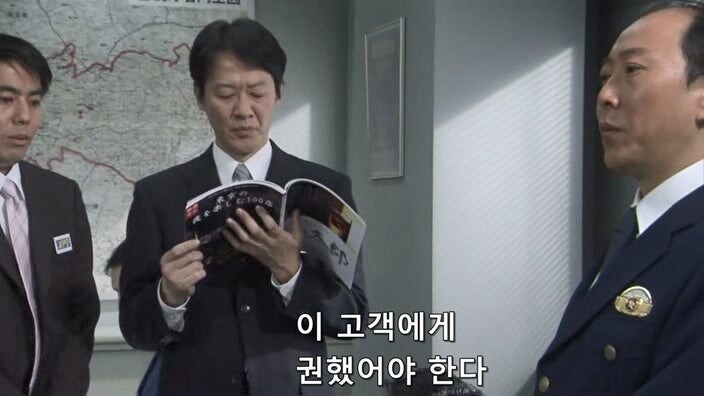 여자 바텐더를 술주정뱅이 폐인으로 만들어버린 악질 평론가_19.jpg