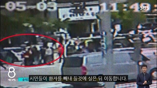 구급차가 쓰러지고 갑자기 몰려든 시민들이 보여준 기적_4.jpg