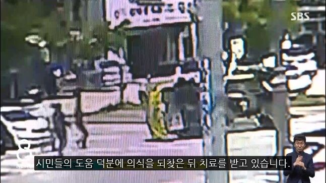 구급차가 쓰러지고 갑자기 몰려든 시민들이 보여준 기적_14.jpg