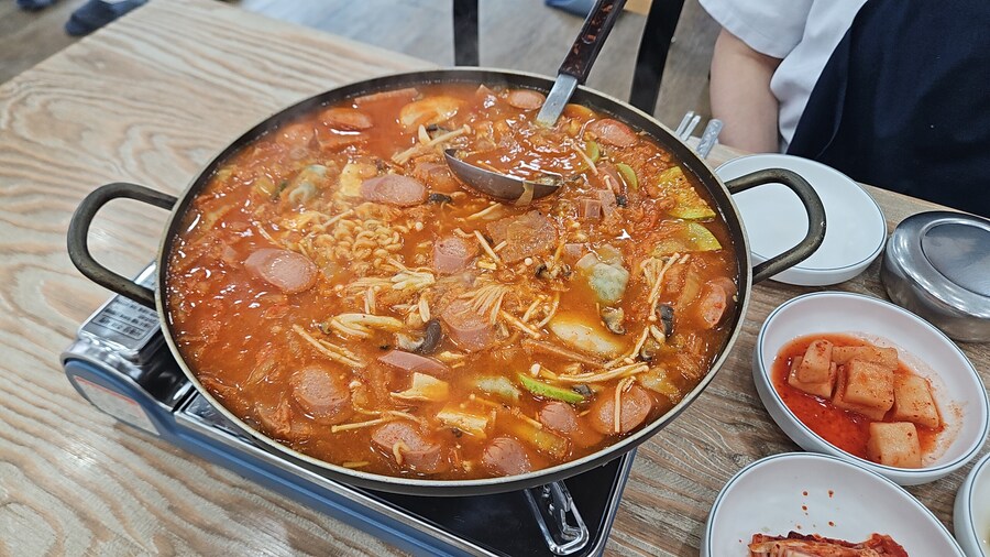 저녁에 부대찌개 먹었는데_1.jpg