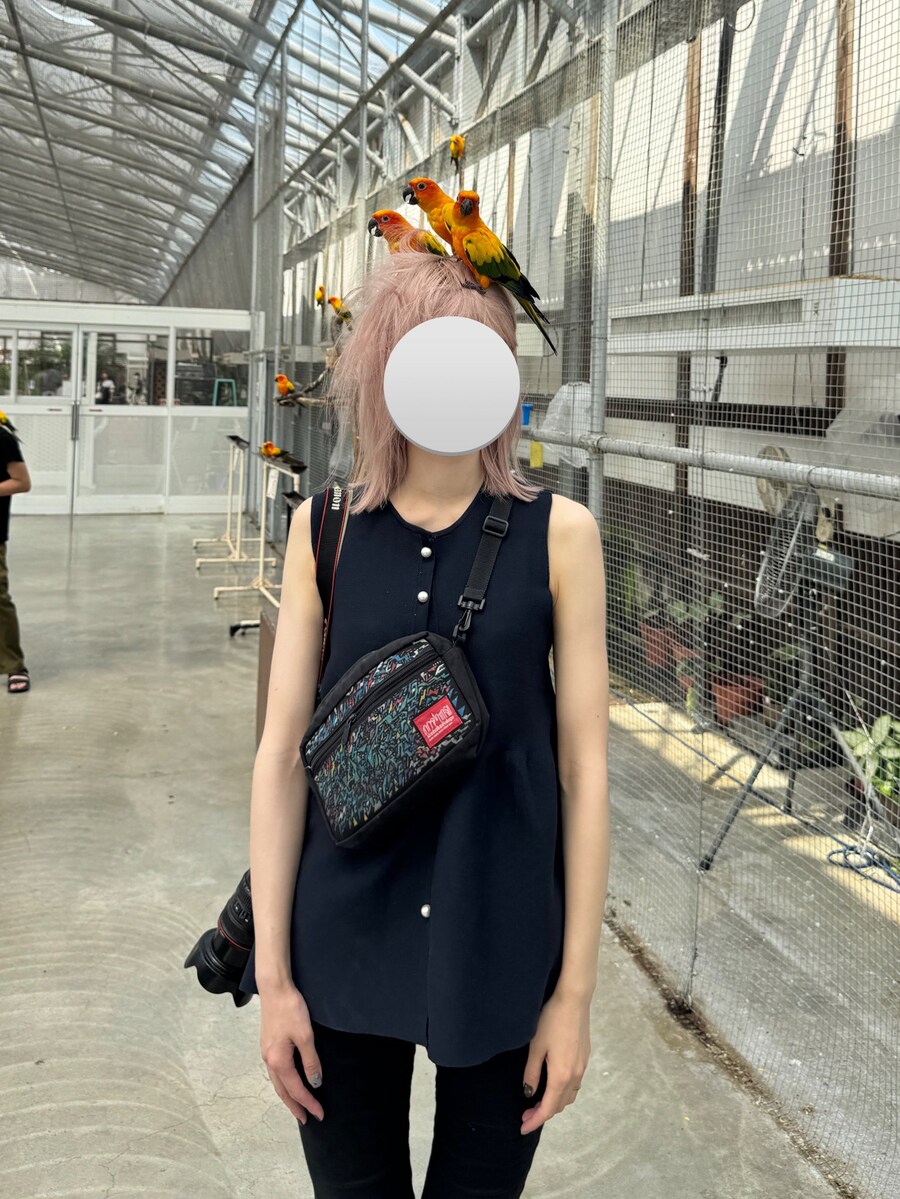 꽃과 새가 있는 화조원을 만끽하는 여자.JPG_1.jpg