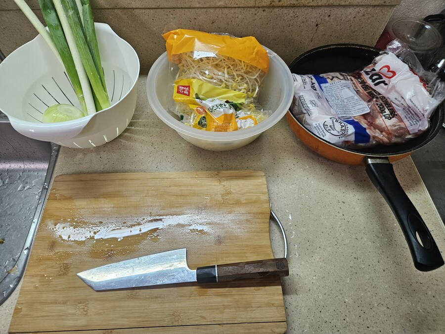 직장에서 3천원씩 걷어서 해먹는 점심 닭갈비_1.jpg