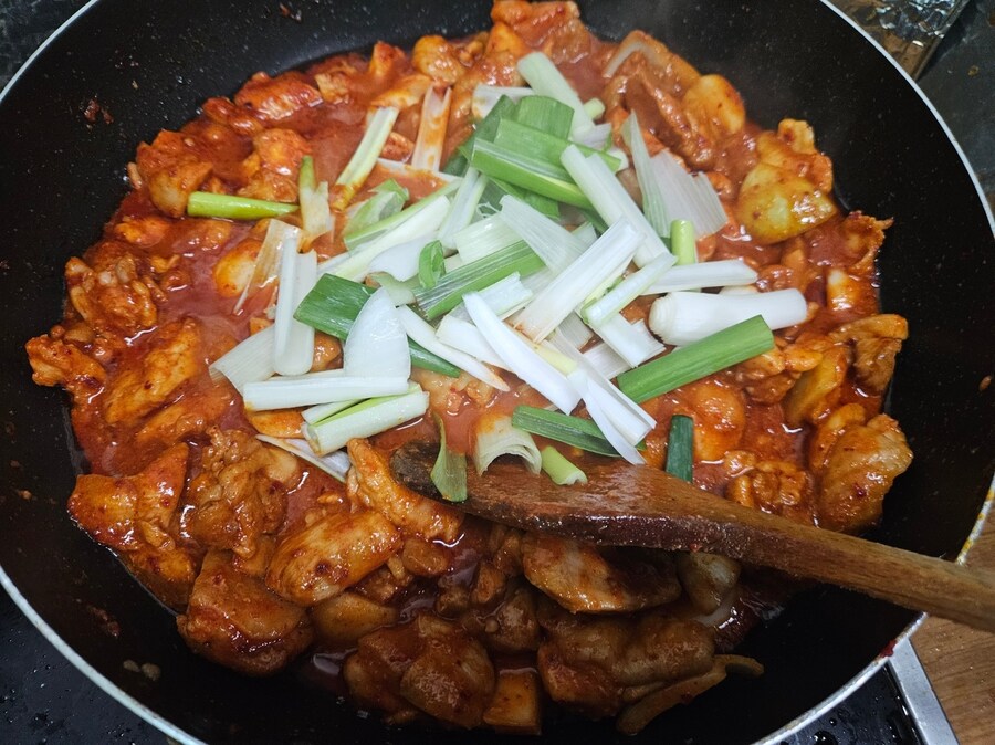 직장에서 3천원씩 걷어서 해먹는 점심 닭갈비_4.jpg
