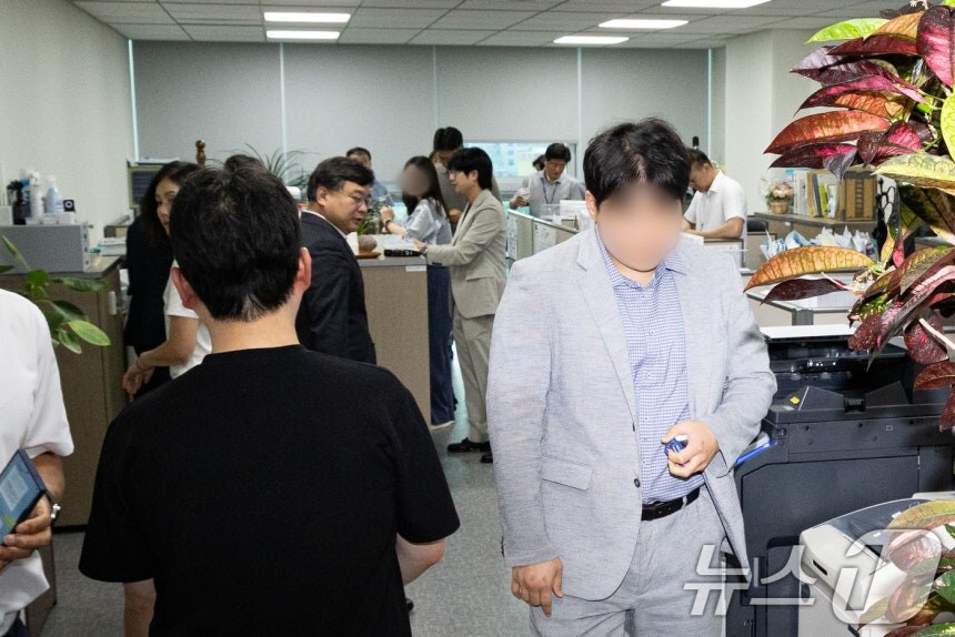 압수수색 진행중인 윤상현 의원실_1.jpg
