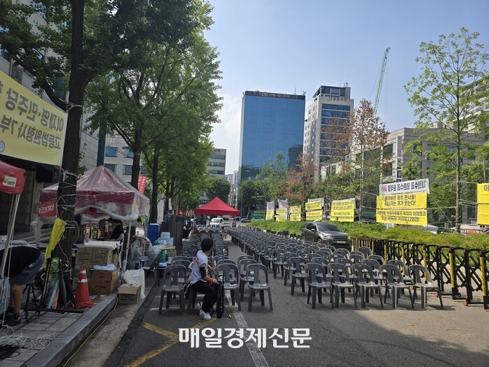 “尹지지자 4천명 모인다더니”…중앙지법 앞, 폭염 속에 일단 ‘차분’_1.jpg