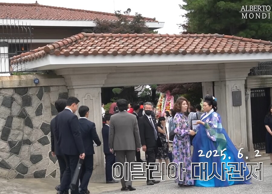 이례적으로 '한복'을 입은 주한 이탈리아 대사_1.jpg