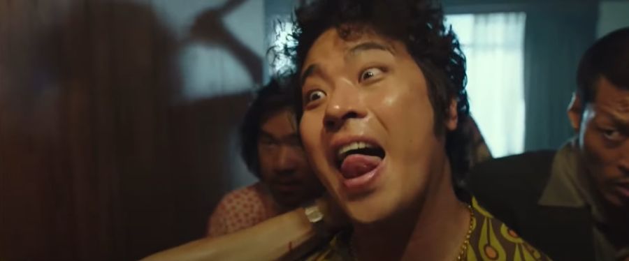 영화속 자기의 몸을 방어하는 남자_3.png