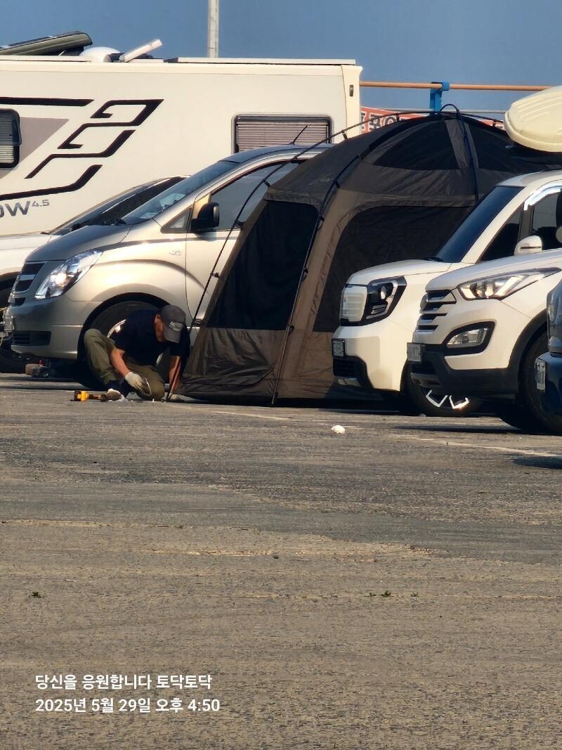 공공주차장에 텐트 치겠다고 드릴질까지…민폐 캠핑족_2.jpg