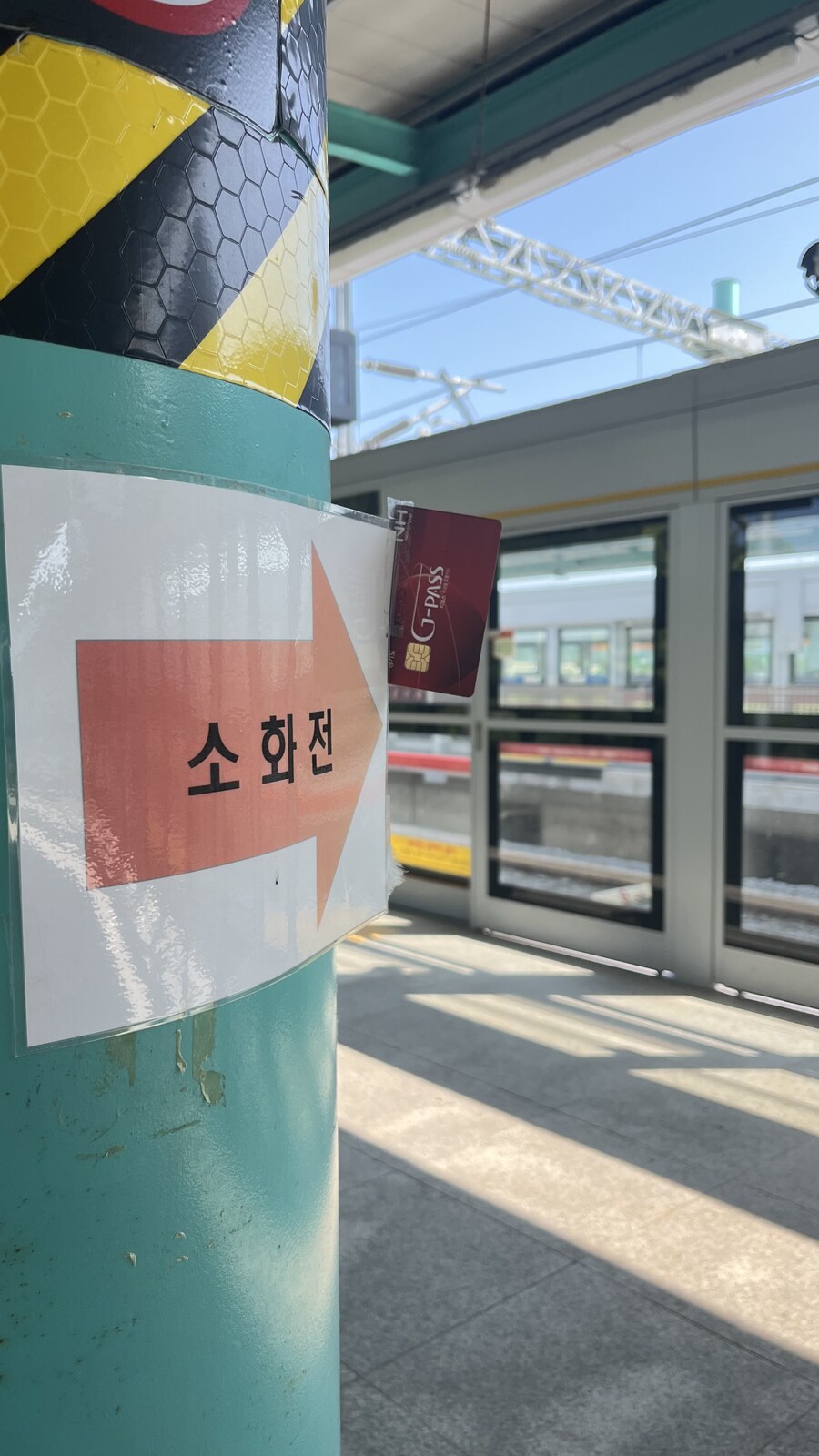 누가 지하철역에 카드 놓고 갔나보다_1.jpg