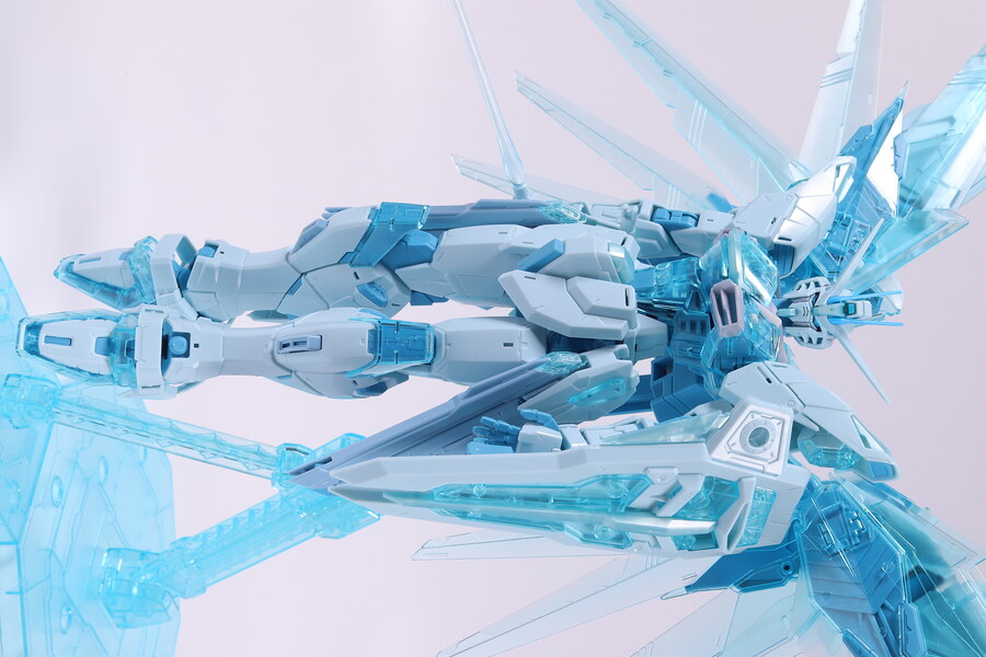 MG] 프리덤 건담 2.0 (크로스 콘트라스트 컬러 클리어 블루 Ver.)_40.jpg