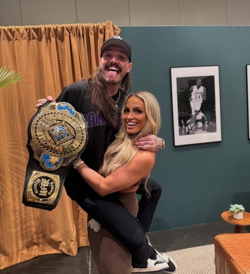 wwe) 나이 50 먹은 중년 여성에게 매달린 챔피언_1.jpg