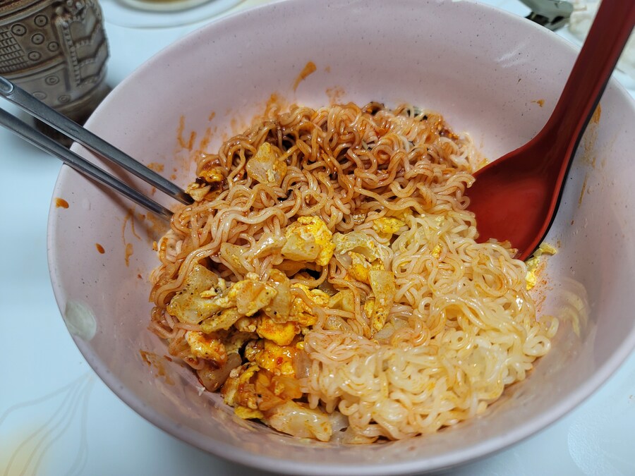 밀린 집안일 하고 야식먹는 유게이데스_1.jpg