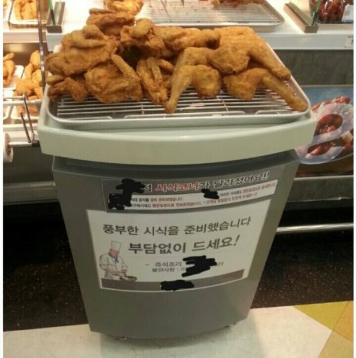 블루아카) 이런 시식코너를 보고 달려는 하스미를 만류하는 츠루기 보고싶다_1.jpg