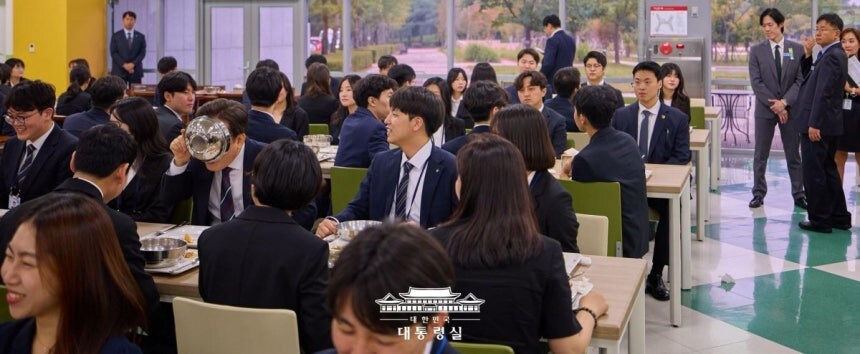 ‘대통령 드링킹 샷’ 화제…“李대통령 어딨나 한참 찾았다”_1.jpg