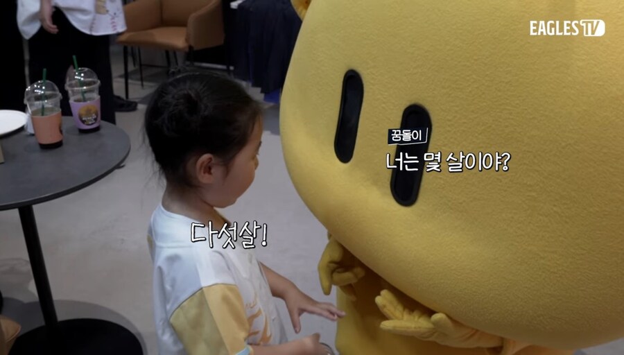 ??? : 내가 몇살일 것 같아?.JPG_1.jpg