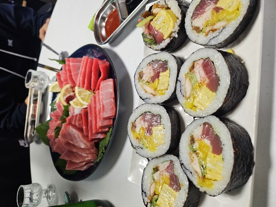 해외에서 난리난 15만원 짜리 김밥_1.jpg