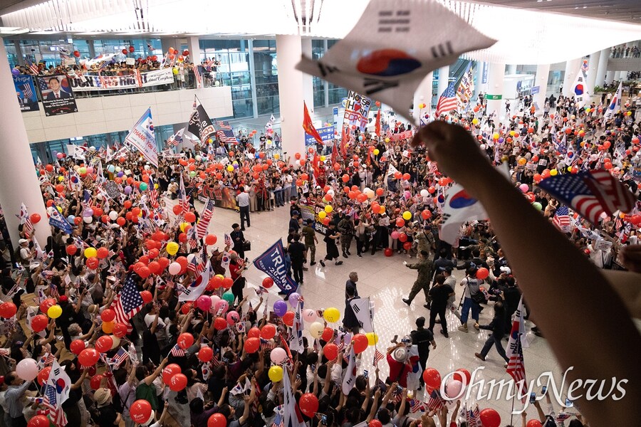 [오마이포토] "USA! 윤어게인!" 모스 탄 교수 입국으로 아수라장 된 인천공항_1.jpg
