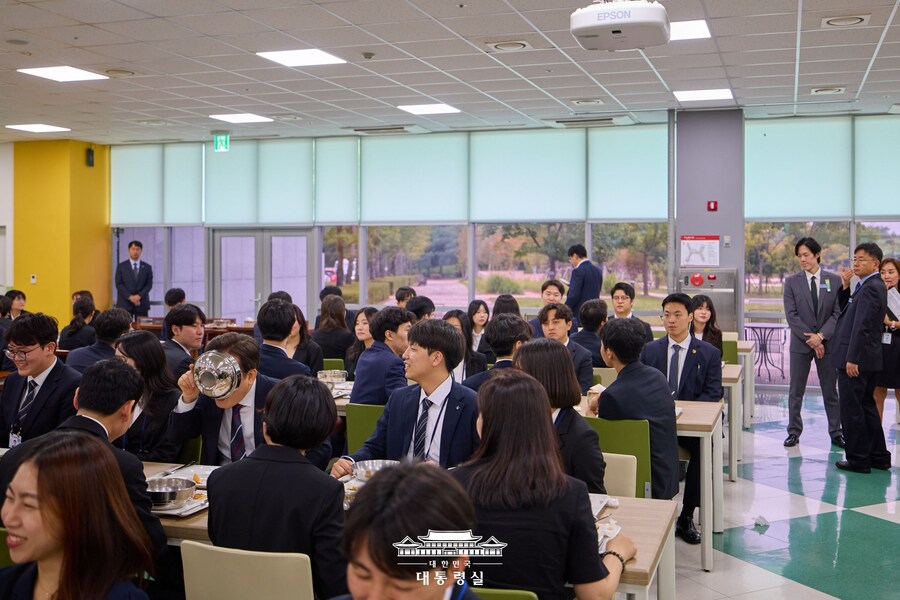 "국그릇에 가려진 대통령 얼굴"…국물까지 원샷에 직원들도 방긋_2.jpg