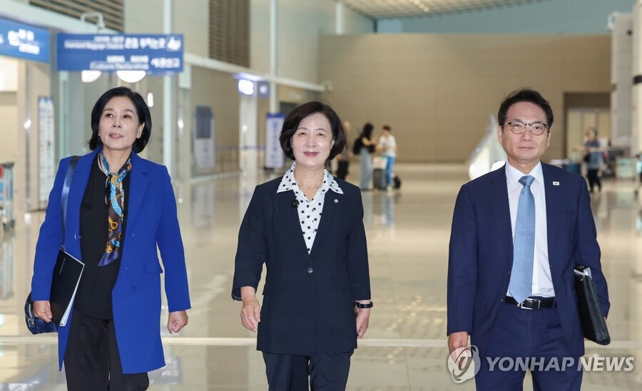 [포토] 출국하는 영국 특사단_1.jpg