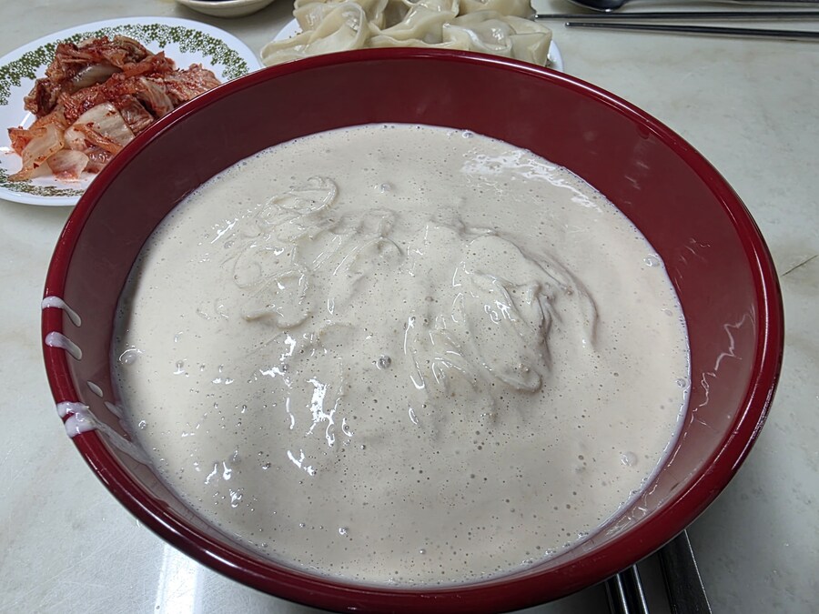 직장에서 3천원씩 걷어서 해먹는 콩국수 만두_13.jpg