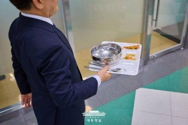 파격적인 대통령실 사진…李 대통령 국그릇 들고 '후루룩'_1.jpg