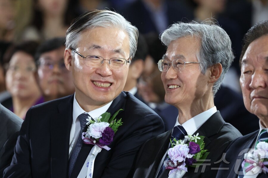 [포토] 제헌절 경축식서 대화하는 김형두·조희대_1.png